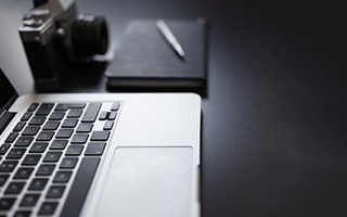 爱游戏娱乐平台-《英雄联盟》S赛解说席背后的故事：专业与娱乐的平衡，s11解说席bgm